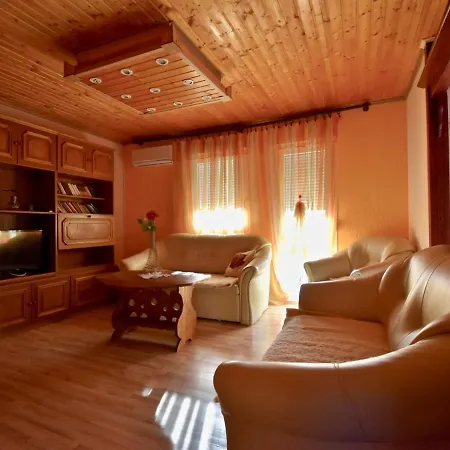 Comfortable Two Bedrooms Close To Hidrobaza Beach شقة بولا