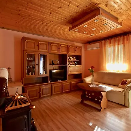 Comfortable Two Bedrooms Close To Hidrobaza Beach شقة بولا